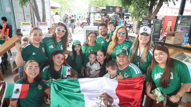Familia Espinoza Aldana se reunió para convivir durante el partido de México e Inglaterra.