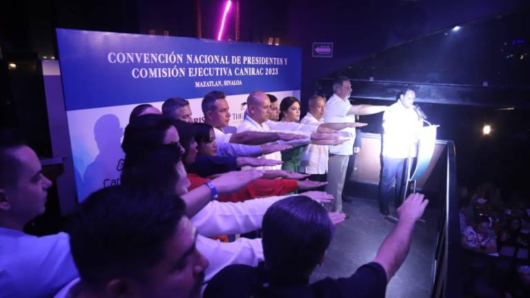 Érick Mandujano rinde protesta como Presidente de Canirac Mazatlán