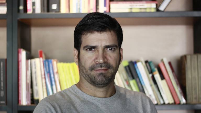 Miguel Ángel Estrada hace una crítica a la doble moral en su serie Departamento de Cobranza