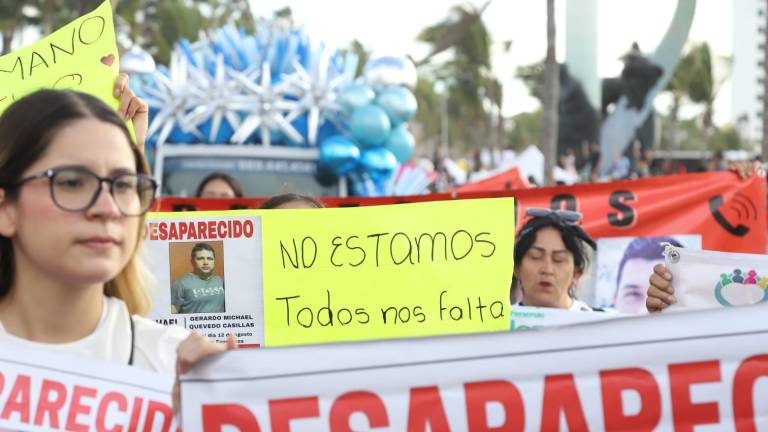 Madres y familiares de personas desaparecidas se integraron al desfile de carnaval de este domingo.