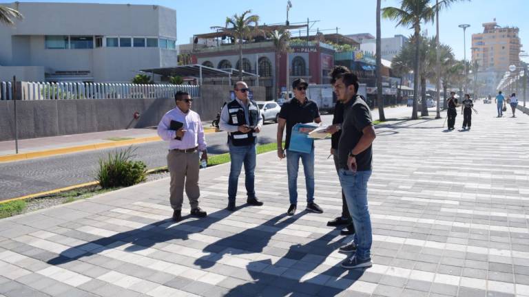 Olas Altas fue inspeccionada por personal municipal al ser una de las zonas donde se llevan a cabo eventos del Carnaval de Mazatlán.