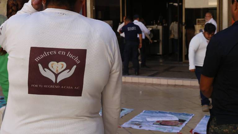 Manifestación de colectivo de búsqueda de personas desaparecidas en Palacio de Gobierno en Culiacán.