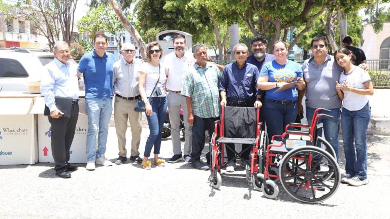 Integrantes del Club Rotario Mazatlán y del Club Rotario El Rosario, se toman la fotografía del recuerdo.