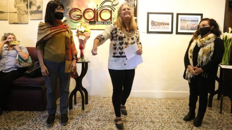 La estadounidense, Dianne Hofner Shapiere, exponente en la Galería del Restaurante Gaia Bistrot, del chef Gilberto del Toro, Patrimonio Sinaloense: Progreso y pérdida.