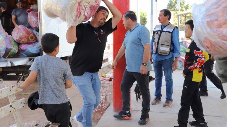 El Gobierno de Sinaloa ha repartido apoyos en comunidades contra el frío.