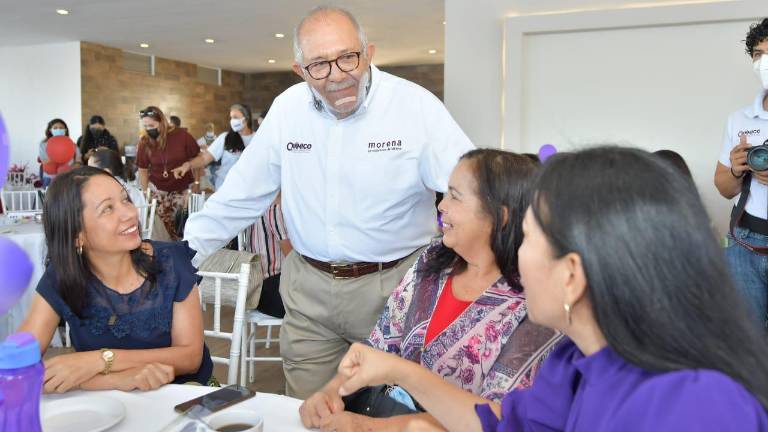 El Químico dialoga con un grupo de mujeres mazatlecas en un restaurante del puerto.