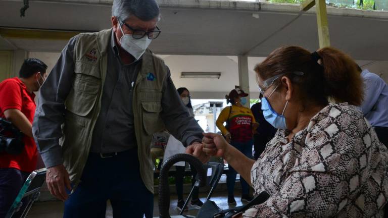 Efrén Encinas Torres, secretario de Salud, recorre el centro de vacunación del DIF # 2.