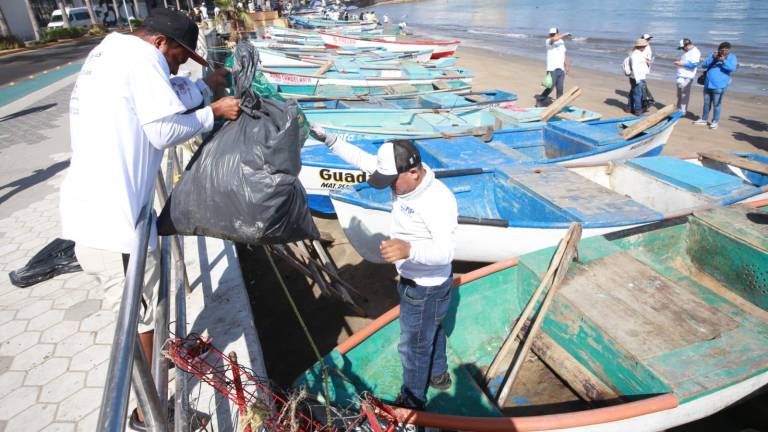 Funcionarios públicos y mazatlecos participaron en una jornada de limpieza en el área de Playa Norte.