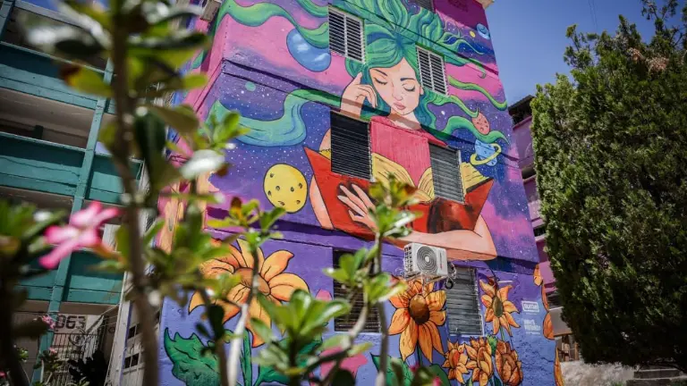 Con el mural, se pretende enviar un mensaje profundo sobre el poder transformador de la lectura.