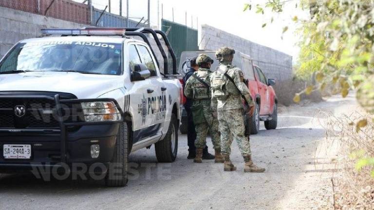 Corporaciones acuden al sitio al sur de Mazatlán donde se localizaron dos cuerpos.