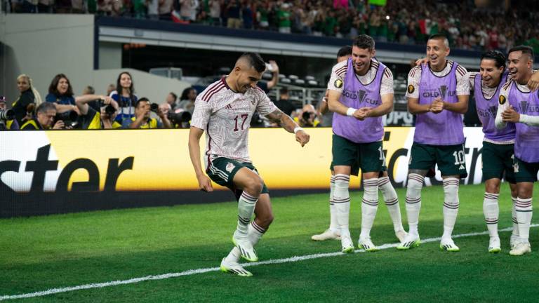 Orbelín Pineda celebra con baile su anotación.