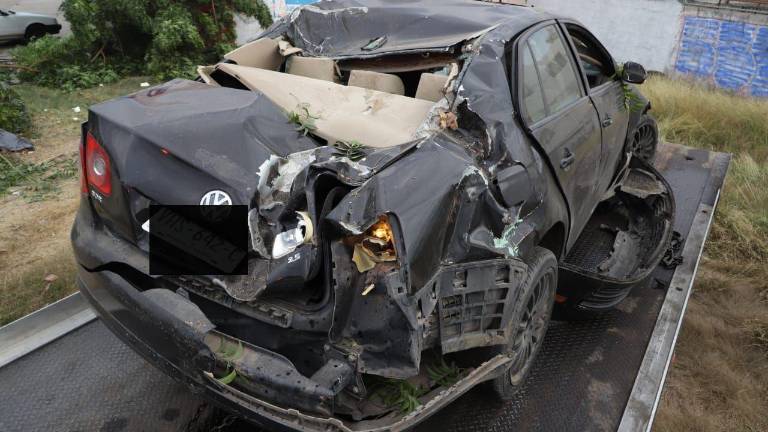 Un Agente de Tránsito Municipal se hizo cargo del parte de hechos y solicitó una grúa para remolcar el automóvil siniestrado a la pensión municipal.