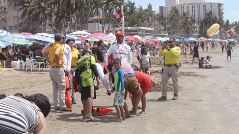 Salvavidas de Mazatlán vigilan las playas y atienden a personas que sufren picaduras por “quemadores”.