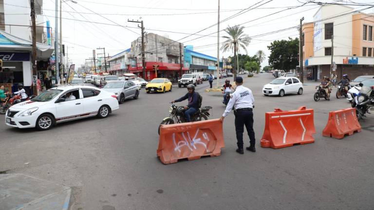 En el Centro de Mazatlán han tenido que hacer cierres esporádicos en la calle Aquiles Serdán en lo que se reduce el congestionamiento vial.