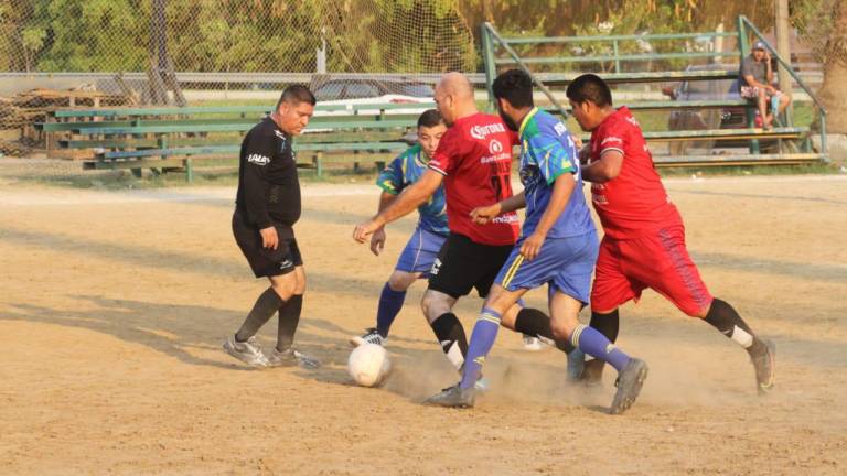 Los equipos Chapines y Deportes León sostuvieron un disputado juego en la Liga de Futbol “Taxis Verdes”.