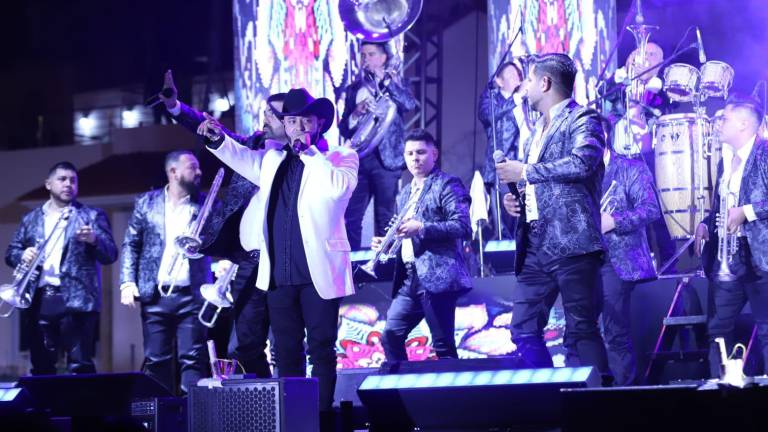 La Original Banda El Limón arma la gran fiesta en el tradicional ‘Lunes de Carnaval’, en el paseo costero de Olas Altas.