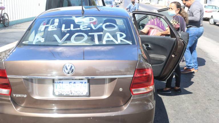 En Mazatlán ‘acarrean’ a adultos mayores en casilla donde votó el Alcalde