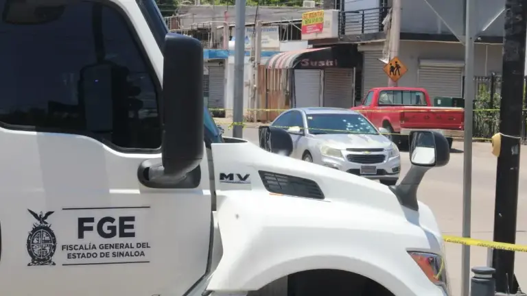 En la colonia Vicente Lombardo Toledano, en Culiacán, un hombre fue atacado a balazos cuando circulaba en un vehículo la mañana del sábado.