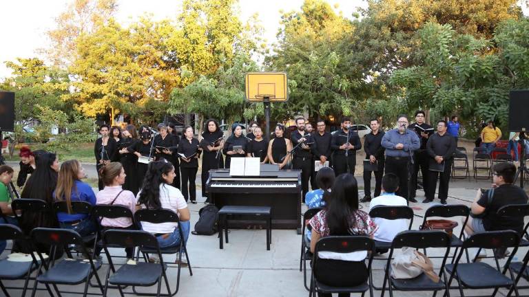 El Coro de la Ópera de Sinaloa, que ofreció una tarde festiva con versiones corales de temas de películas de Walt Disney.
