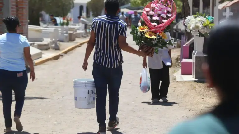 Protección Civil de Mazatlán alista un operativo de atención en panteones durante el Día de las Madres.