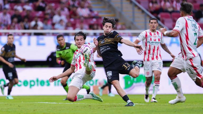 El sinaloense Jordan Carrillo no pudo marcar para Chivas, pero aún así, lograron los tres puntos.