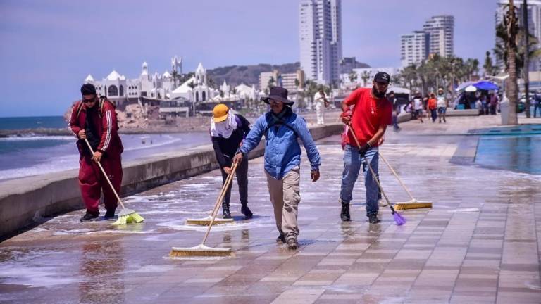 Personal de la Dirección de Servicios Públicos Municipales lavan el Malecón de Mazatlán.