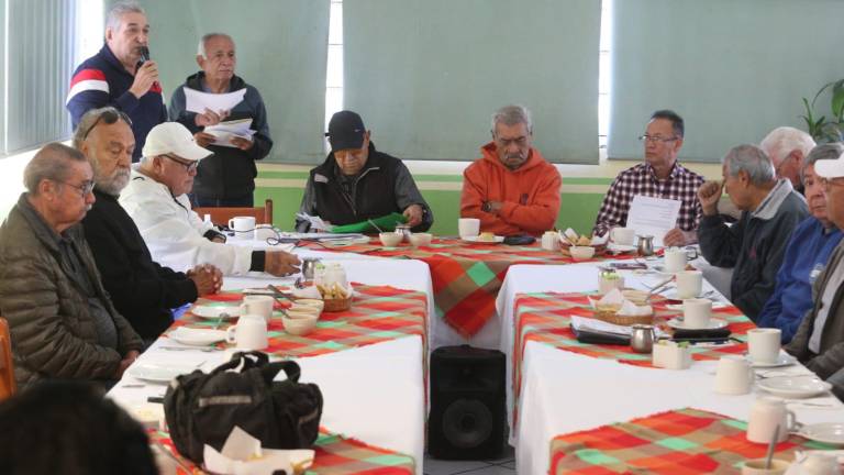 Grupo de Socios Honorarios del Club Deportivo Muralla en rueda de prensa.