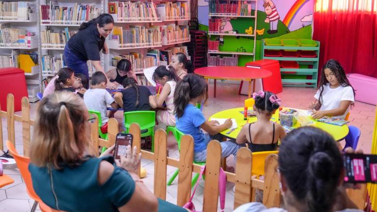 Los pequeños leen, reflexionan y hacen actividades lúdicas en la biblioteca.