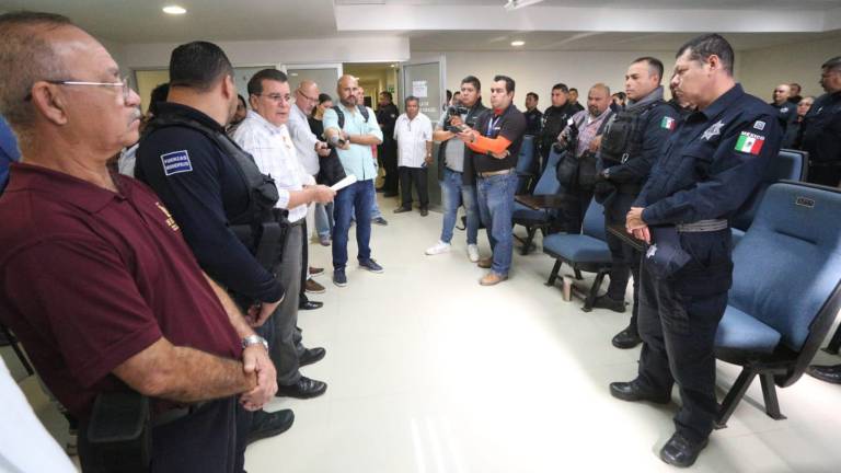 El Alcalde Édgar González y el Secretario de Seguridad Pública de Mazatlán, Jaime Barrón, visitaron este miércoles la Unidad de Profesionalización Policial del Centro de Seguridad Ciudadana.