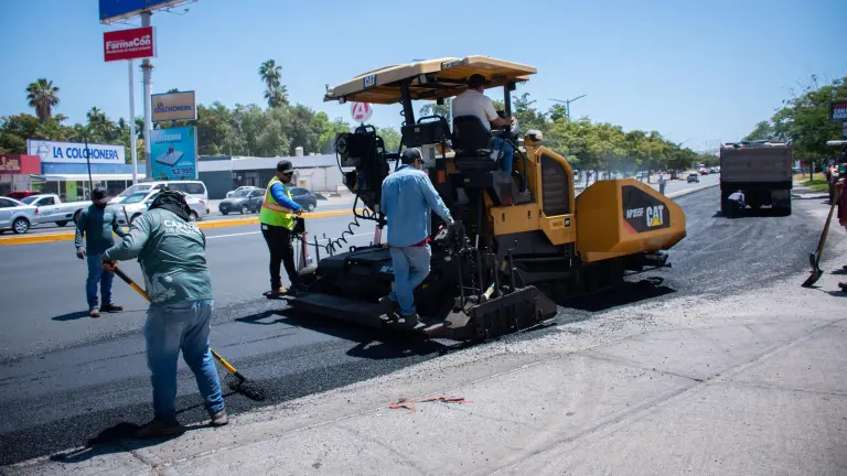 Cuadrillas municipales realizaron trabajos de reencarpetado en calles de Culiacán para mejorar las condiciones de tránsito.