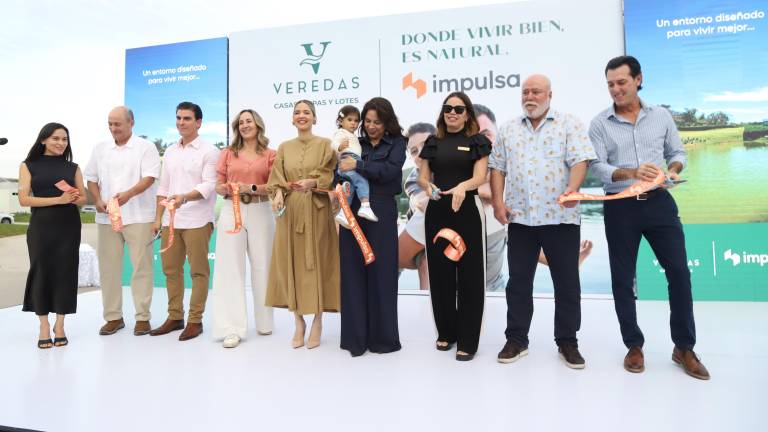 Directivos y autoridades al momento del corte del listón inaugural.