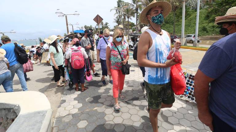 Los pasajeros del Carnival Panorama visitan la Glorieta Sánchez Taboada.