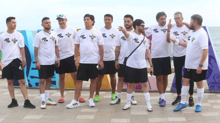 Ex jugadores que hoy son analistas de TUDN y músicos de El Recodo estuvieron en el Malecón de Mazatlán.