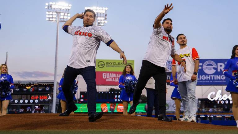 Walo y Alan, vocalistas de la Banda MS, hicieron sonar a Sinaloa con el primer lanzamiento del juego entre Charros de Jalisco y Cangrejeros de Puerto Rico.