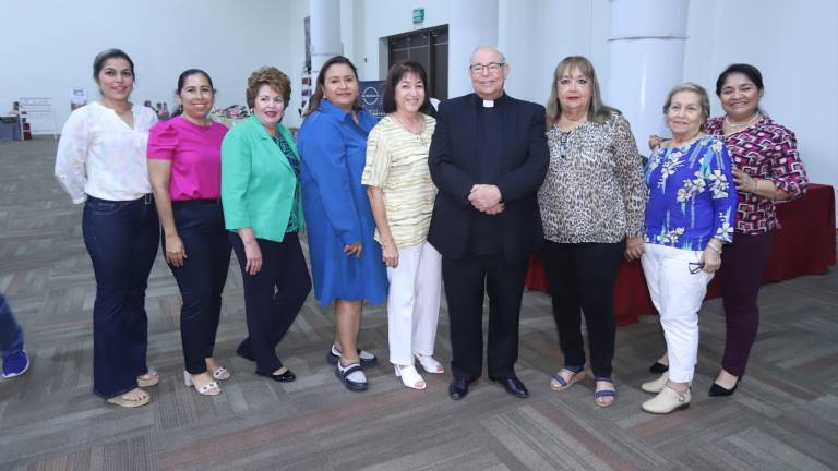 El Padre Horacio Hernández entre las integrantes del comité de damas del Templo San Judas Tadeo.