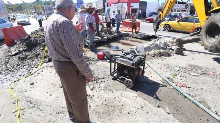 Por daño en tubería de la Gabriel Leyva, familias de Mazatlán pasan más de 48 horas sin agua; el caos vial continuará hasta el lunes