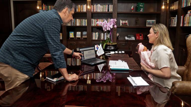 La Gobernadora de Sinaloa Yeraldine Bonilla Valverde estuvo este jueves en su despacho en Palacio de Gobierno con su hija recién nacida.