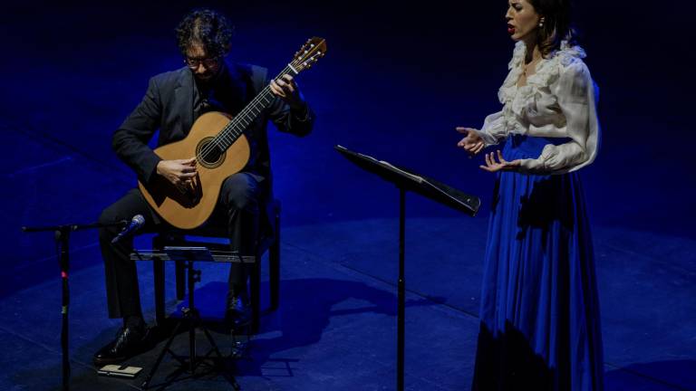 El guitarrista clásico Pablo Garibay y la soprano Jacinta Barbachano presentan el concierto Canciones para guitarra y voz.