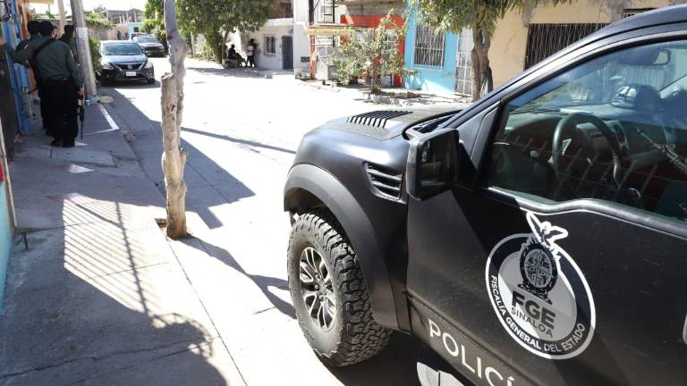 Una camioneta de la Fiscalía General del Estado resguardaba la casa donde se registró el asesinato.