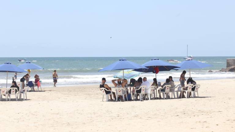 Cientos disfrutan las playas de Mazatlán, ante el fuerte calor veraniego
