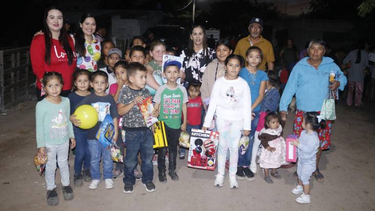 Niños y niñas recibieron juguetes.