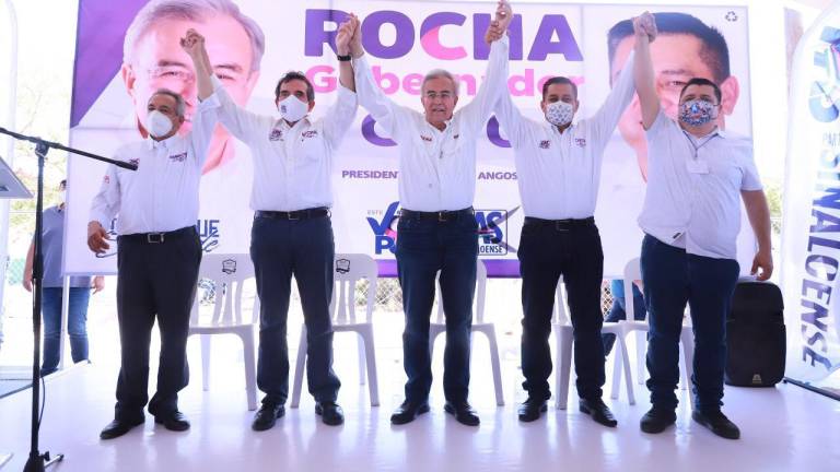 El candidato Rubén Rocha Moya junto al equipo en el municipio de Angostura