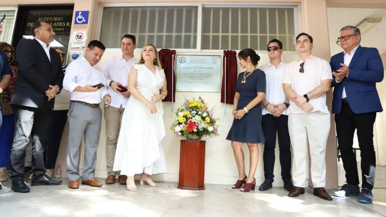 La familia del fallecido abogado, encabezados por su esposa Carmelita Medina de Sánchez, estuvieron presentes en este homenaje que se realizó la mañana de este lunes.