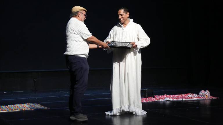 Robert Spin recibió el reconocimiento de manos de Rodolfo Arriaga.