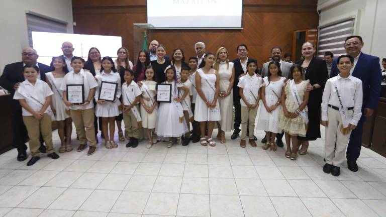 Cabildo Infantil de Mazatlán tras rendir protesta.