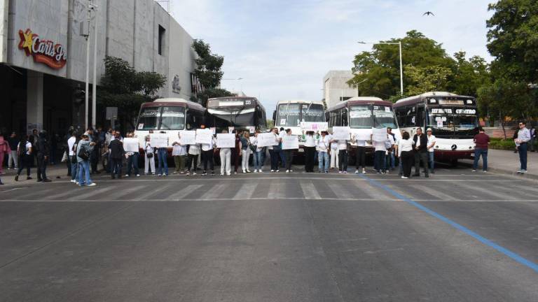 Protesta en el Centro de Culiacán por la desaparición de un chofer del transporte público.