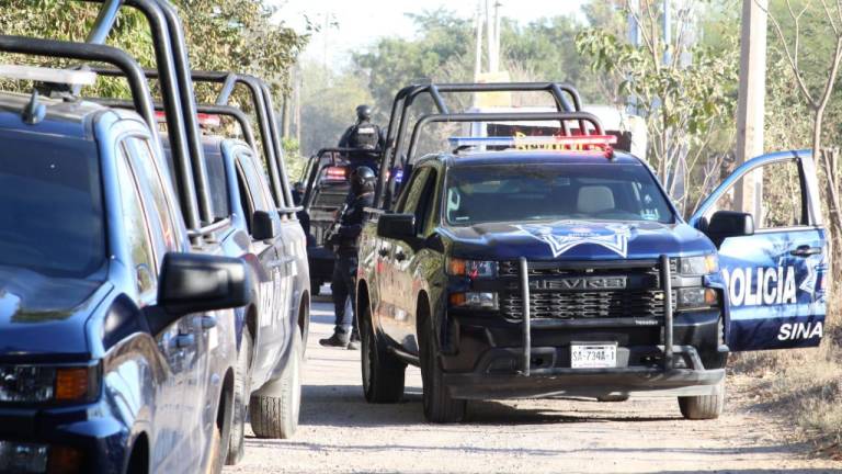 En Culiacán despojan a policía estatal de armas y camioneta ... las abandonan poco después
