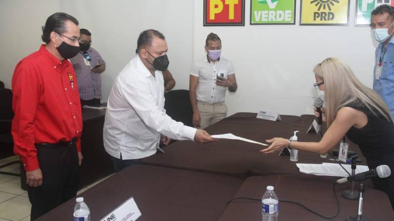 Recibe Leonardo Alcántara constancia de mayoría como Diputado Federal por el Distrito 01