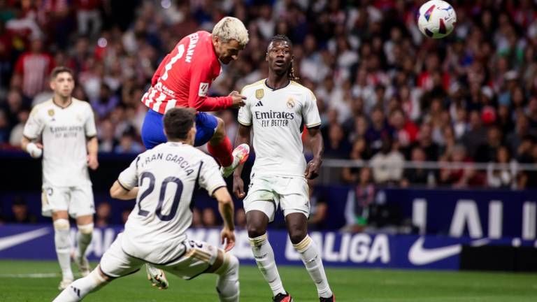 Antoine Griezmann marca de cabeza por los colchoneros.