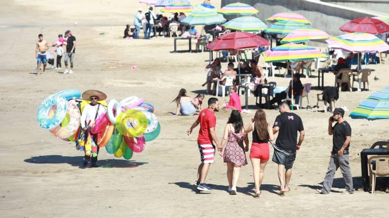 Por la mañana, las playas y el malecón de Mazatlán lucieron tranquilas.